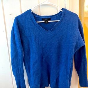 Tahari Blue wool sweater